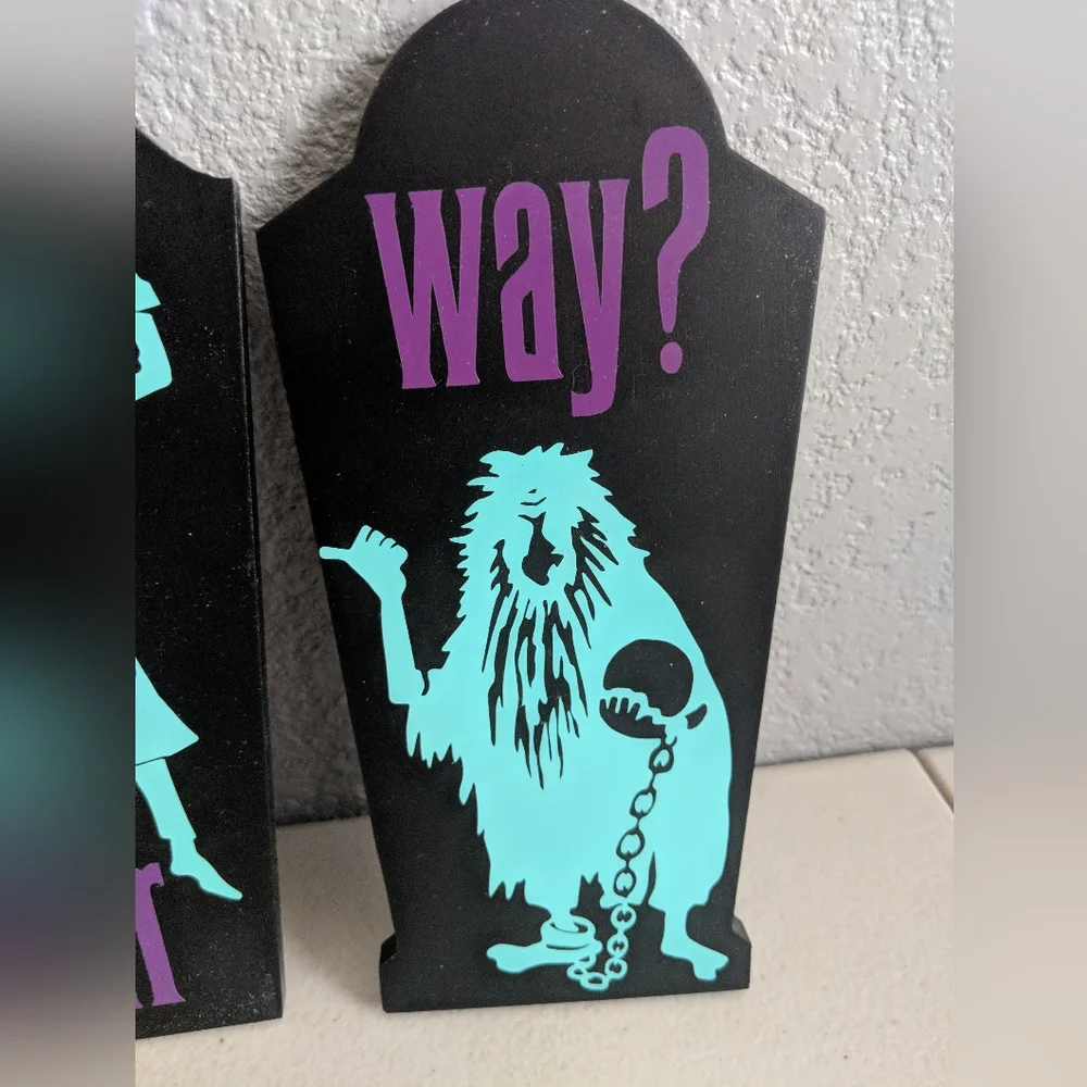 Disney Hitch Hicking Ghosts Hauntes Mini Tombstones Haunted Mansion Decor
